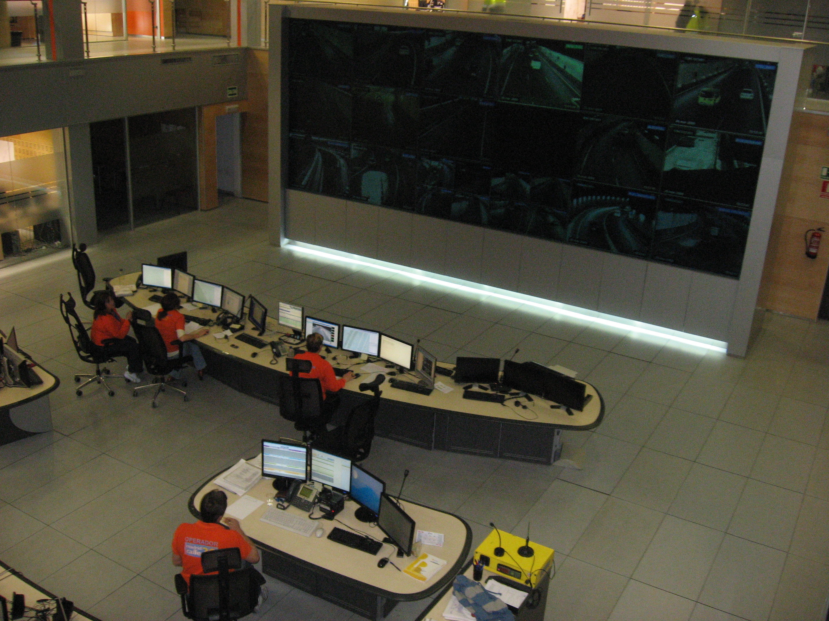 Figura 1: Operadores en un centro de control de un túnel (España)